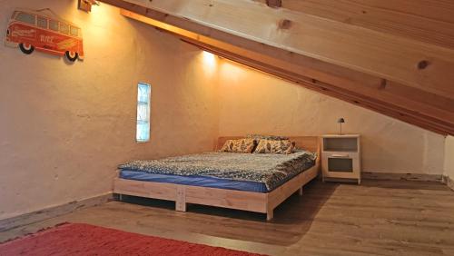 a bedroom with a bed in a room at Ola Linda - Casa de Campo - in Castelo de Vide