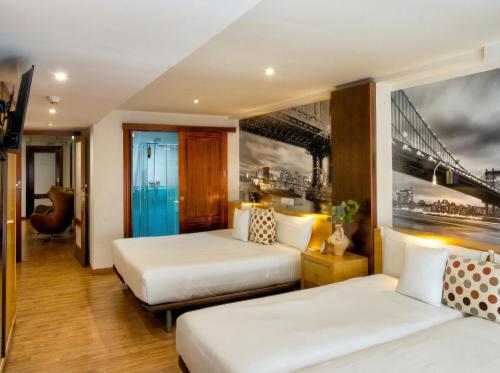 a hotel room with two beds and a painting at Hospedaje Boutique Weber's in Gijón