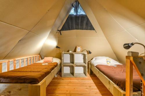 Llit o llits en una habitació de Camping LA SERRE