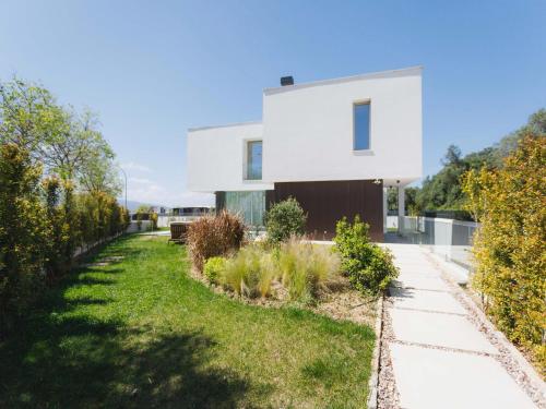 Akivillas Sintra Maple