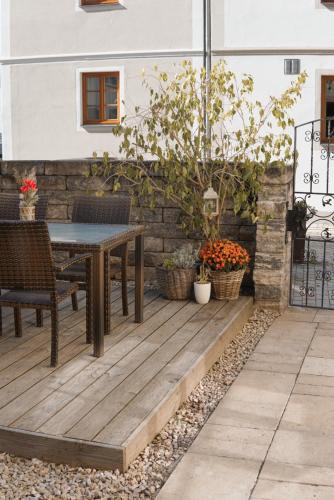 a wooden deck with a table and chairs at FelsenSuite Panorama Essing in Essing
