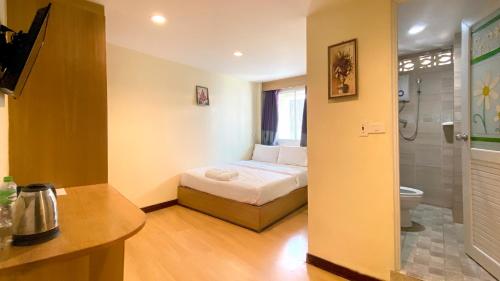 a small room with a bed and a bathroom at Sea Place Pattaya Soi 7 in Pattaya