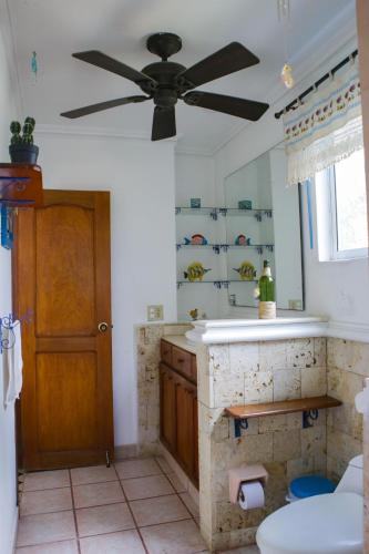 a bathroom with a ceiling fan and a sink at Casa de Mony in Santa Marta
