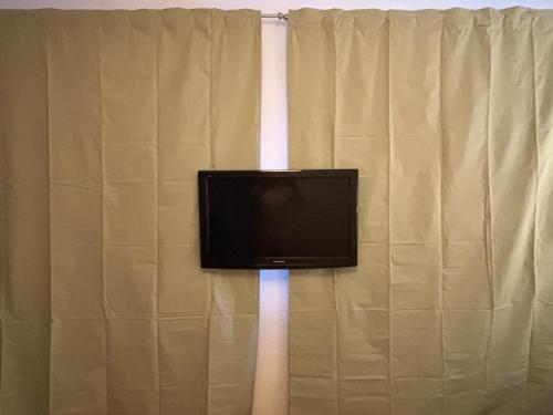 a flat screen tv sitting on top of a window at Privatquartier im Ortskern von Westerstede in Westerstede