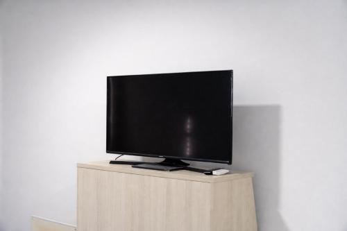 a flat screen tv sitting on top of a wooden cabinet at México 1510 - Neuquén Centro in Neuquén
