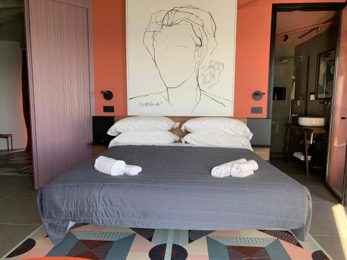 a bed in a room with two towels on it at Hotel Gianni Franzi in Vernazza