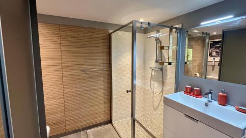 a bathroom with a shower and a sink at Le Lodge du Touquet in Le Touquet-Paris-Plage