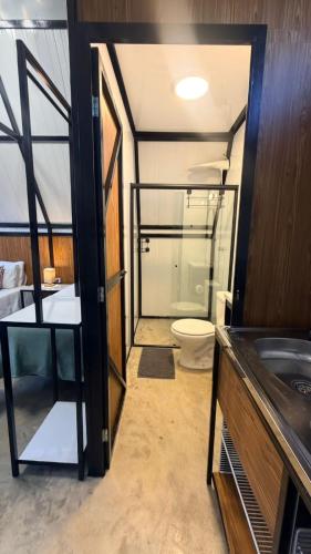a bathroom with a toilet and a sink at Noite Estrelada Hospedagem Rural & Motorhome Park in Holambra