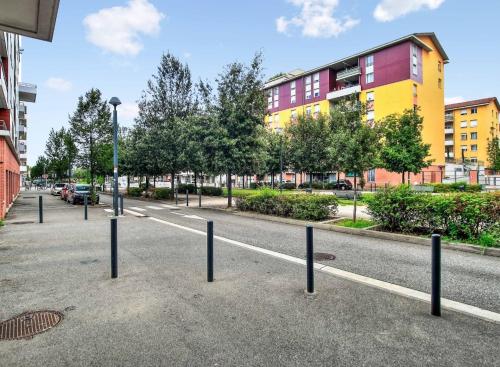 Quiet apartment with private parking, close subway