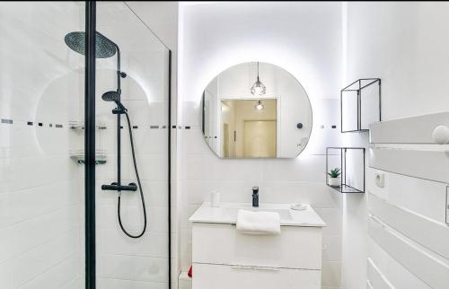 Quiet apartment with private parking, close subway