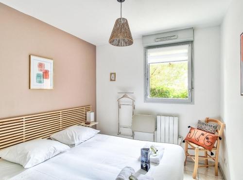 Quiet apartment with private parking, close subway