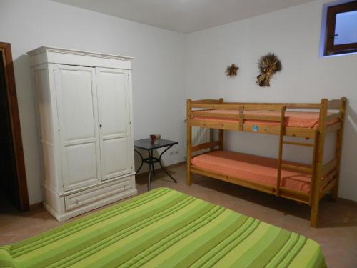 Bunk bed o mga bunk bed sa kuwarto sa Castello appartamenti Ferentillo Valnerina