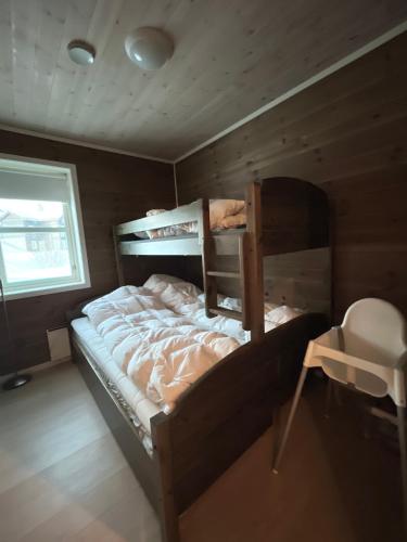 a bedroom with two bunk beds and a window at Leilighet i Myrkdalen in Vossevangen