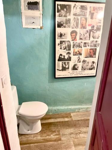 a bathroom with a toilet and a picture on the wall at Balcon sur le Luberon in Lurs