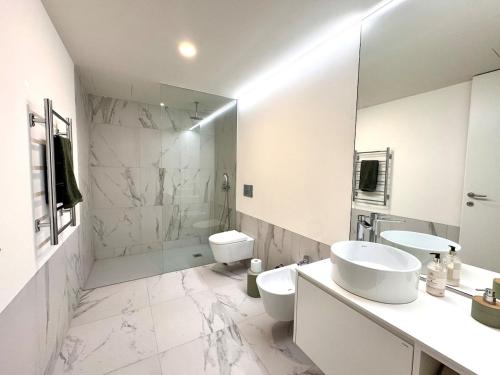Modern & Bright Apartment 5 Min Walk to Matosinhos Beach