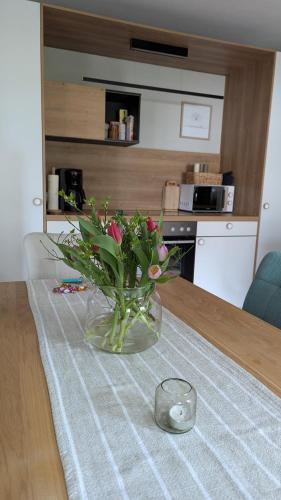 a vase of flowers sitting on top of a table at Ferienwohnung Sorgenfrei in Kurort Altenberg