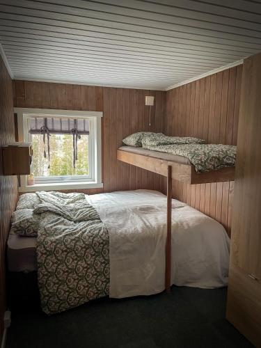 two bunk beds in a room with a window at Cabin Lyseren in Omberg