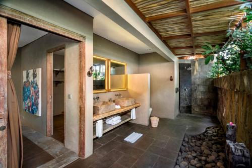 Un baño con dos lavabos en una habitación. en Villa Sham, en Seminyak