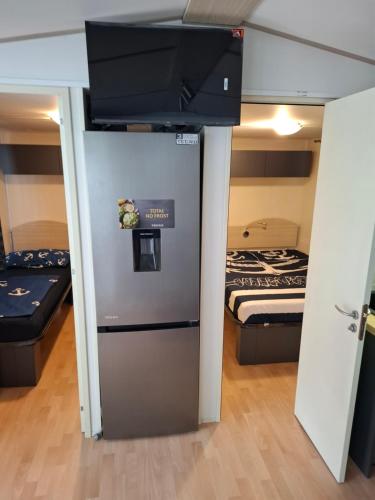 a small room with a tv and a bed at Villa Petra 1 in Vodice