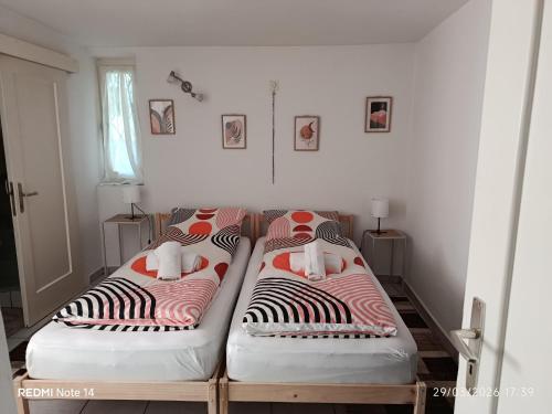 two beds sitting next to each other in a room at Casa Francesca in Cavigliano