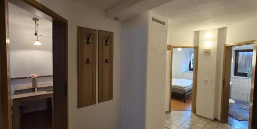 a hallway with a bathroom and a bedroom with a bed at Ferienwohnung am Töpferberg in Löbau