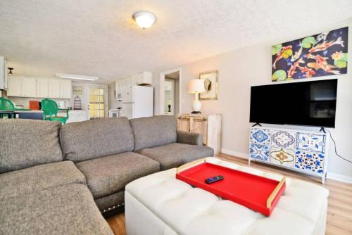 a living room with a couch and a tv at Modernes Chalet Tanabor mit Bergblick in Lech am Arlberg
