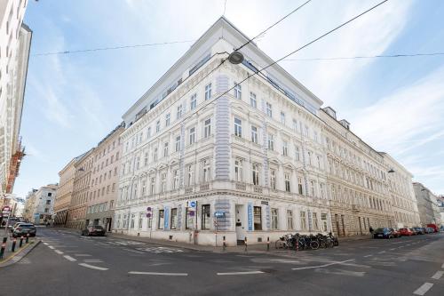 Hostel Belvedere - Central & Renovated