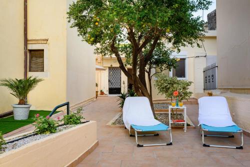 Home in Heart of Old Town with Sunny Courtyard