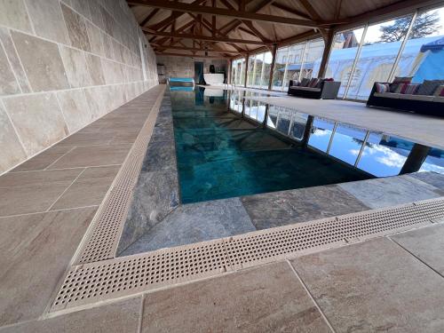 una piscina in un edificio con un visore per piscina di château Camus a Montmarault