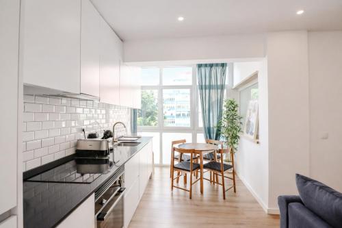 Lisbon 2 Bedroom Flat with AC and Elevator