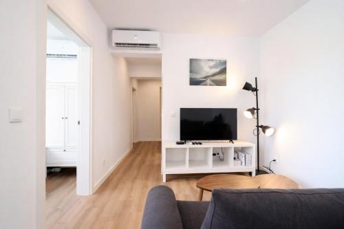 Lisbon 2 Bedroom Flat with AC and Elevator