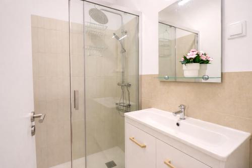 Lisbon 2 Bedroom Flat with AC and Elevator