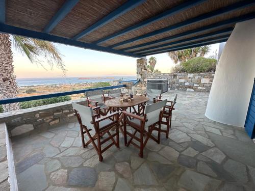 Villa Drionisi in Tzanes, Paros · 6 Guests