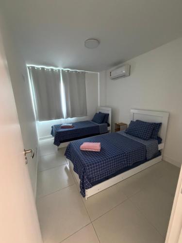 a bedroom with two beds and a window at Apartamento, Apart Hotel, 02 Quartos - Arraial do Cabo in Arraial do Cabo