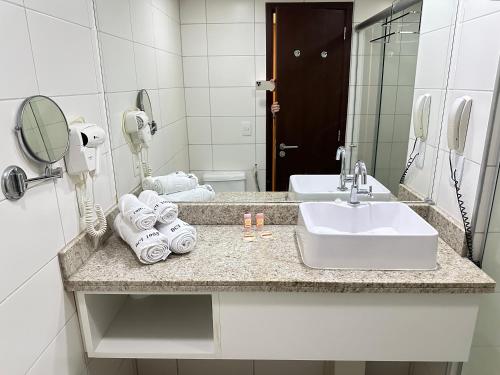 a bathroom with a sink and a mirror at Beach Class Internacional Transamerica in Recife