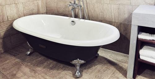 a black and white bath tub in a bathroom at Riad chak chak suite & spa in Fez