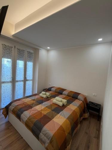 ein Schlafzimmer mit einem Bett, auf dem zwei Handtücher liegen in der Unterkunft Gianduia in Turin
