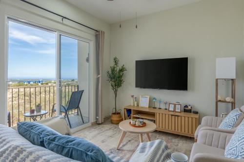 a living room with a couch and a tv at Sudcalifornia 301, 2 Rec, bonita vista y rooftop in San José del Cabo
