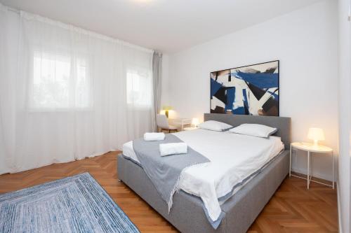 Prostrani apartman pješice do plaže, parking, terasa s mediteranskim biljem