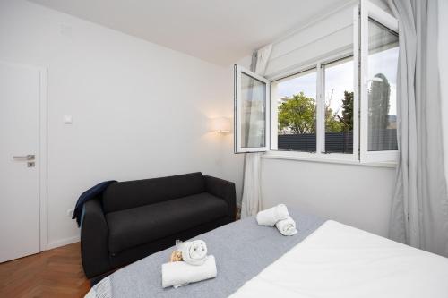 Prostrani apartman pješice do plaže, parking, terasa s mediteranskim biljem