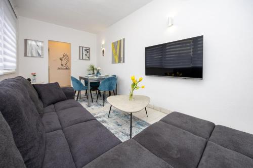 Prostrani apartman pješice do plaže, parking, terasa s mediteranskim biljem