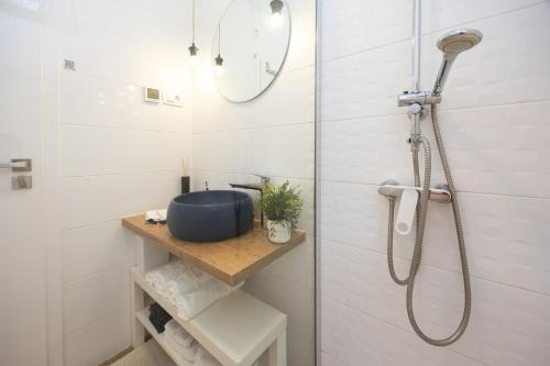 Prostrani apartman pješice do plaže, parking, terasa s mediteranskim biljem