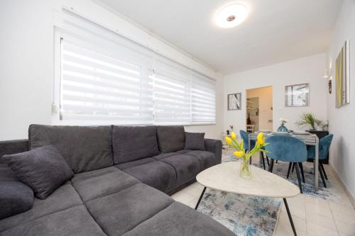 Prostrani apartman sa vrtom i parkingom, pješice do plaže