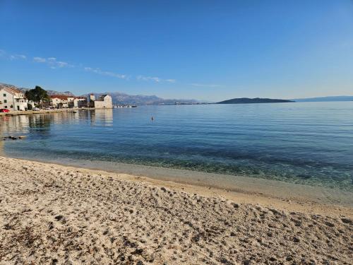 Prostrani apartman pješice do plaže, parking, terasa s mediteranskim biljem
