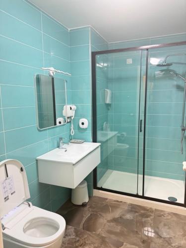 ein Badezimmer mit Toilette, Waschbecken und Dusche in der Unterkunft HHBB hotel in Padua