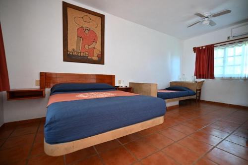 a bedroom with a bed and a ceiling fan at Puerto Lobos Dive camp in Tamiahua