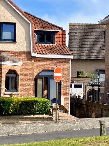 a red stop sign in front of a house at VILLA MICHRY Koksijde 4 adultes 2 enfants proche digue et centre in Koksijde
