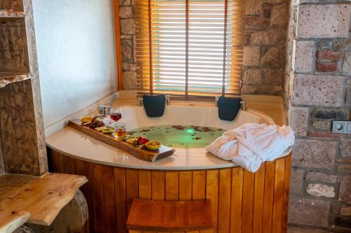 a jacuzzi tub with a tray of fruit in it at Tetka Konukevi in Ayvalık