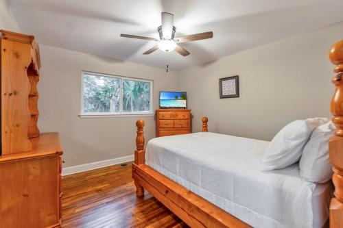 a bedroom with a bed and a ceiling fan at Hill House- Centrally Located, close to everything in Pensacola