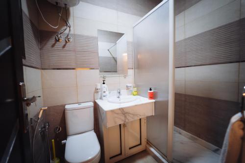 a bathroom with a sink and a toilet and a mirror at star Luka Luxury in Jazīrat al ‘Awwāmīyah